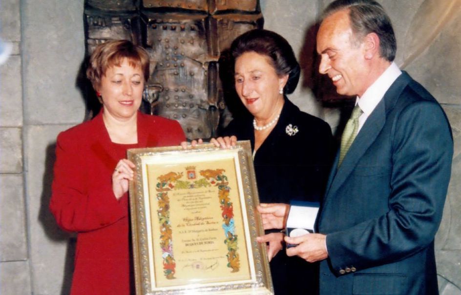 Los Duques de Soria reciben el título de Hijos adoptivos de Soria (2002)