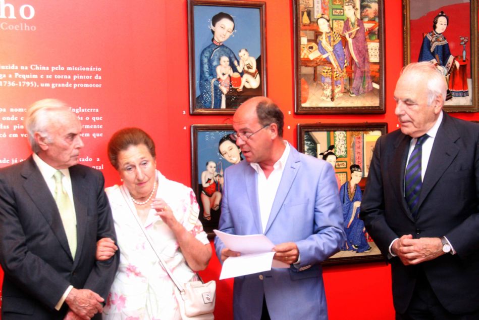 Inaugurada en Cascáis la exposición de vidrios pintados de Duarte Pinto Coelho