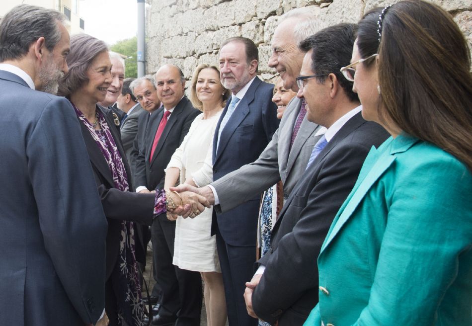 La Reina Sofía, Presidenta de Honor de la Fundación Atapuerca, estrecha la mano al presidente de la Fundación Duques de Soria, Rafael Benjumea