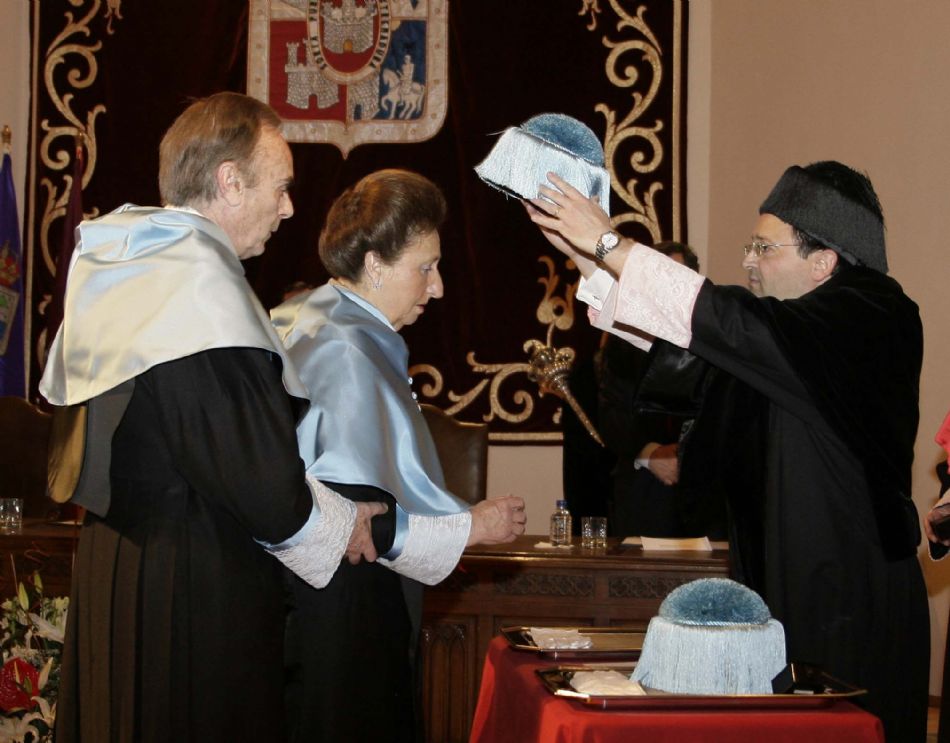 Los Duques de Soria reciben el doctorado Honoris Causa por la Universidad de Valladolid en presencia de su Majestad la Reina (2009)