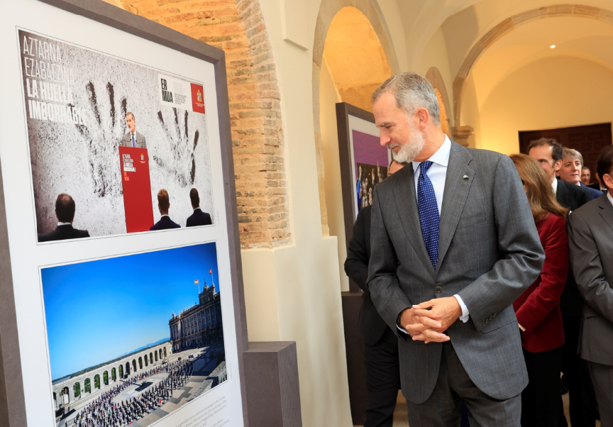 Su Majestad el Rey visita la exposición “Felipe VI. Una década de la historia de la Corona de España” en la Fundación Duques de Soria
